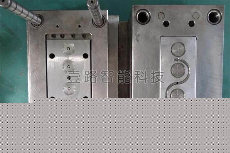 面压紧块应该设计成锁紧后底于分模面0.5-1.0mm，以防干涉。 为防止潜伏式浇口在部品顶出时刮伤部品，在流道离潜伏式