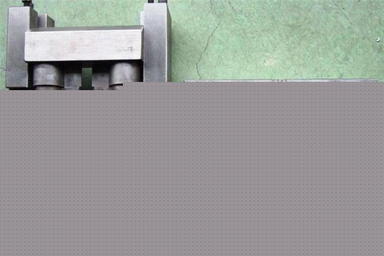 塑胶模具是一种生产塑料制品的工具。它由几组零件部分构成，这个组合内有成型模腔