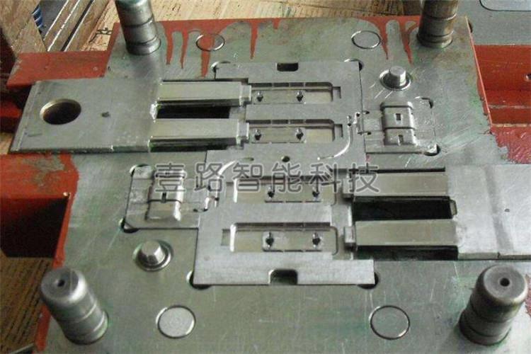 有关注塑模具的知识：建议获取注塑模具的设计图面，对其进行详细分析，然后让注塑模