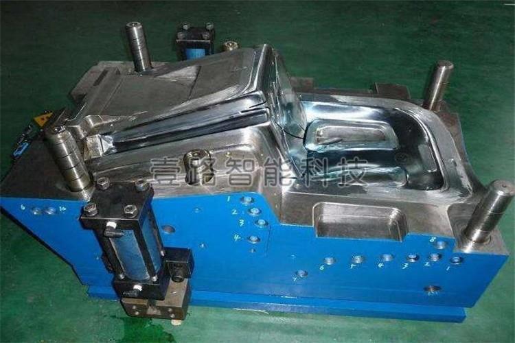 具是一种生产塑料制品的工具。它由几组零件部分构成，这个组合内有成型模腔。注塑时，模具装夹在注塑机上，熔融塑料被注入成型模