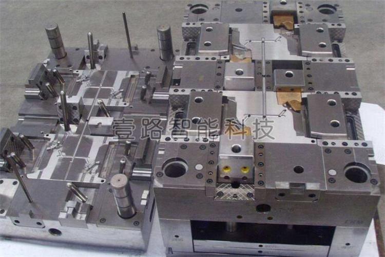 塑胶模具一种用作压塑、挤塑、注射、吹塑和低塑胶成型的组合式塑料模具