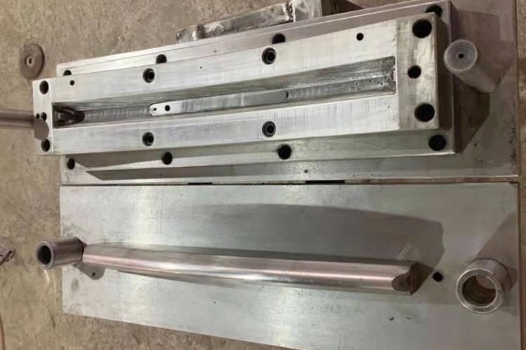 是在冷冲压加工中，将材料（金属或非金属）加工成零件（或半成品）的一种特殊工艺装备